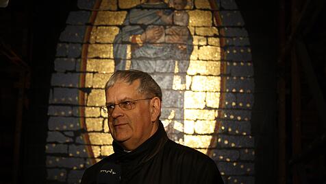Erfurter Weihbischof Hauke vor Marien-Mosaik
