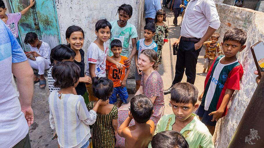 Tabea Planz im Gespräch mit Kindern in einem Slum.