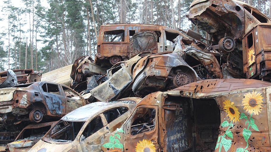 Autos flüchtender Zivilisten