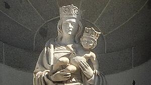 Muttergottesbild mit dem Jesuskind an der neugestalteten Fassade der Kathedrale  „Cuesta de la Vega“