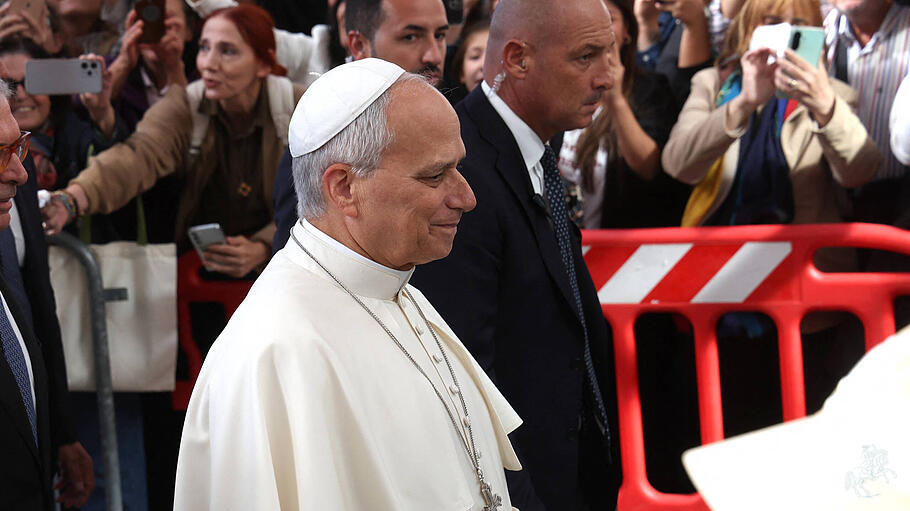 Papst Leo XIV. kommt in der r&ouml;mischen Gemelli-Klinik an