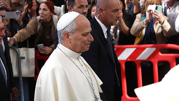 Papst Leo XIV. kommt in der r&ouml;mischen Gemelli-Klinik an