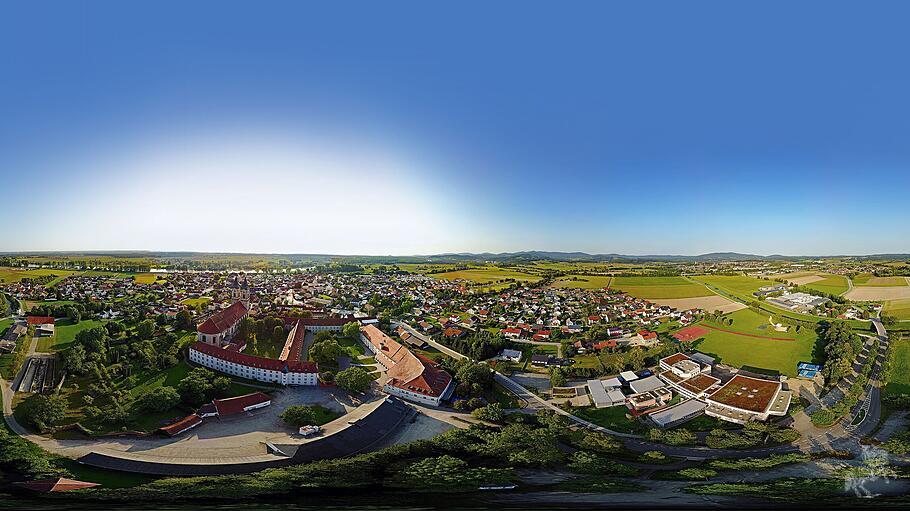 Der Panorama-Blick auf die Abtei Niederaltaich zeigt die Nähe zur Donau, die im Hintergrund fließt.