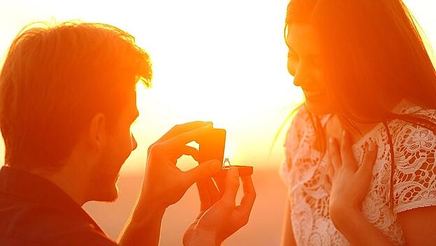 Silhouette of a marriage proposal at sunset Copyright: xAntonioGuillemx Panthermedia26941001 ,model released, Symbolfoto
