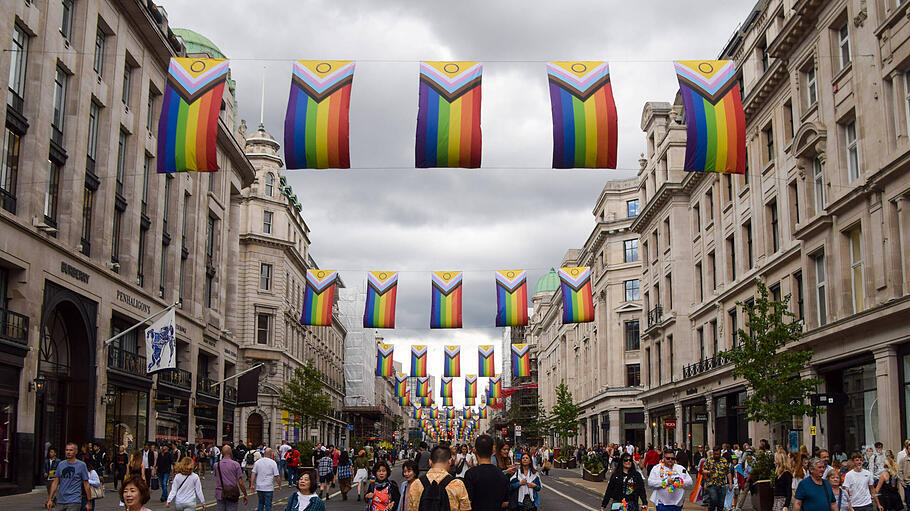 Regenbogenflaggen in der Londoner Regent Street