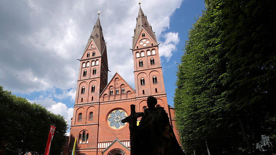 Der Marien-Dom in Hamburg. Das Bistum muss sich einem gewaltigen Schuldenberg stellen.