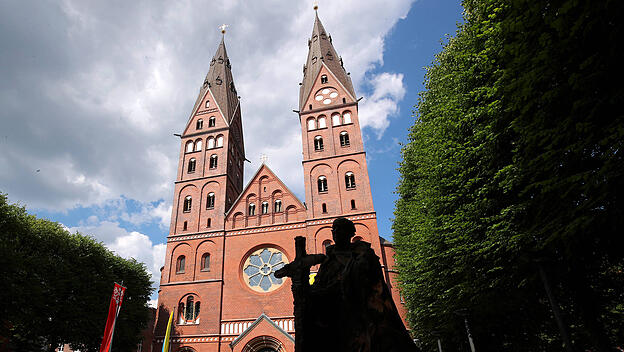 Der Marien-Dom in Hamburg. Das Bistum muss sich einem gewaltigen Schuldenberg stellen.