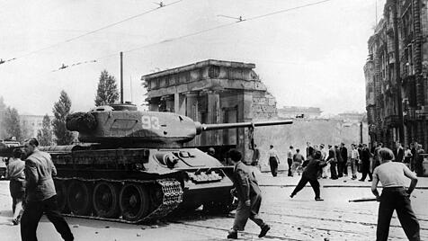 17. Juni 1953: Demonstranten werfen in Berlin mit Steinen nach sowjetischen Panzern
