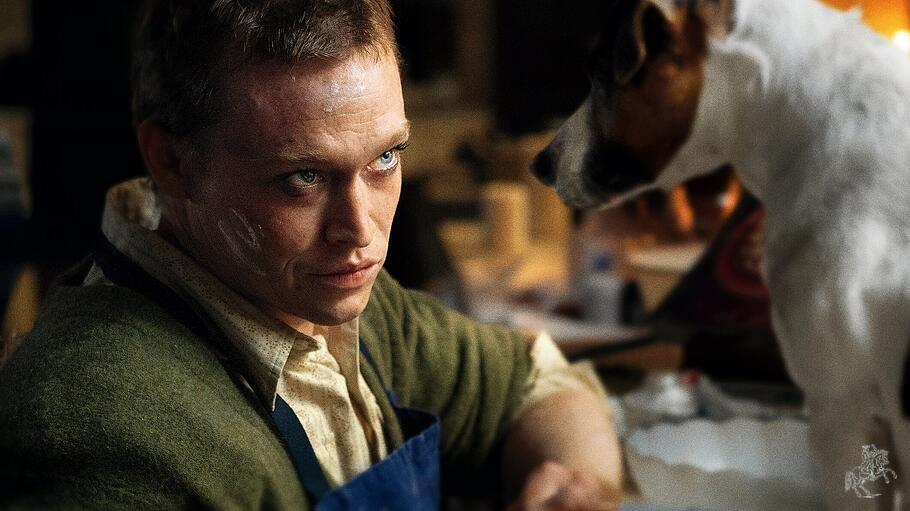 Trost bei den Hunden vor korrupten Menschen findet Caleb Landry Jones in "Dogman von Luc Besson.