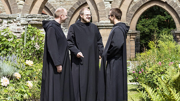 Benediktiner im Klostergarten