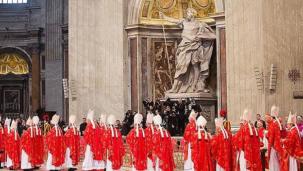 Kardinäle ziehen am 12.03.2013 im Petersdom im Vatikan zur Wahl-Messe "Pro Eligendo Romano Pontifice" ein