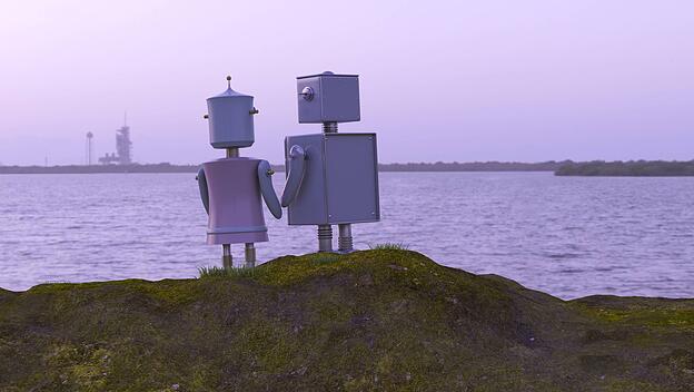 Roboterpaar blickt melancholisch auf Gewässer