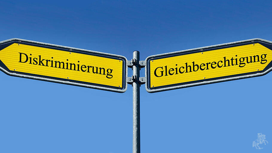 RECORD DATE NOT STATED zwei Wegweiser mit Diskriminierung und Gleichberechtigung zwei Wegweiser mit Diskriminierung und