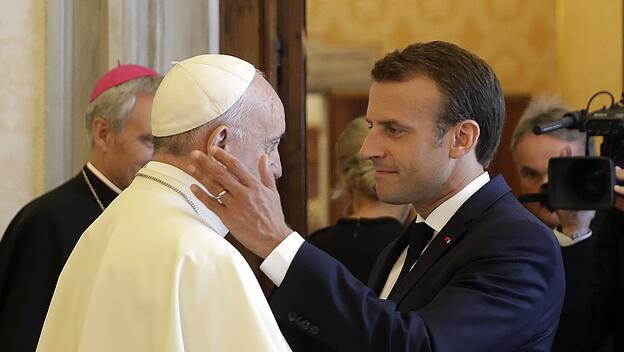 Papst Franziskus empfängt Frankreichs Präsidenten