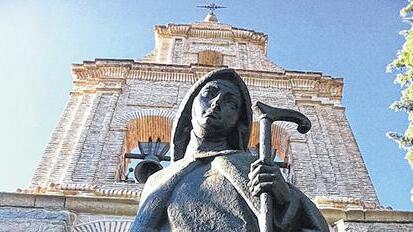 Statue von Teresa von Avila zeigt sie vor dem Menschwerdungskloster in Avila