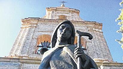 Statue von Teresa von Avila zeigt sie vor dem Menschwerdungskloster in Avila