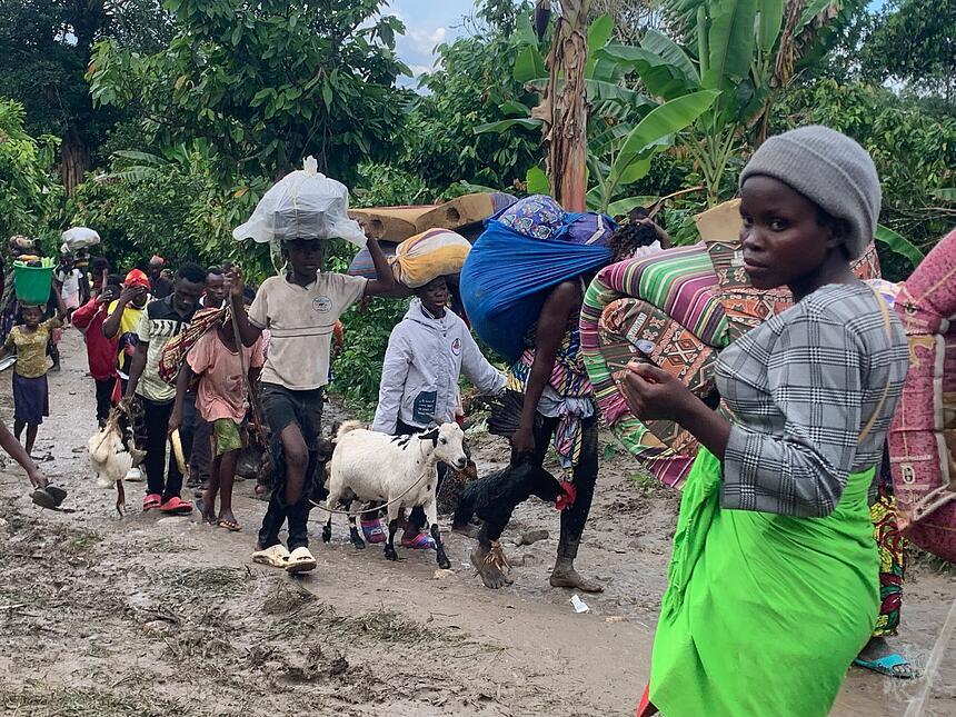 Mehr als 1.000 Menschen fliehen nach islamistischen Angriffen aus der Demokratischen Republik Kongo in Uganda. Der Kontinent Afrika kommt durch ethnische und politische Konflikte nicht zur Ruhe.