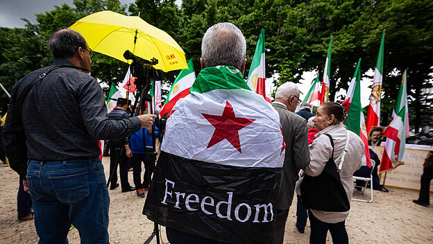 Exil-Iraner demonstrieren in Paris gegen das Mullah-Regime