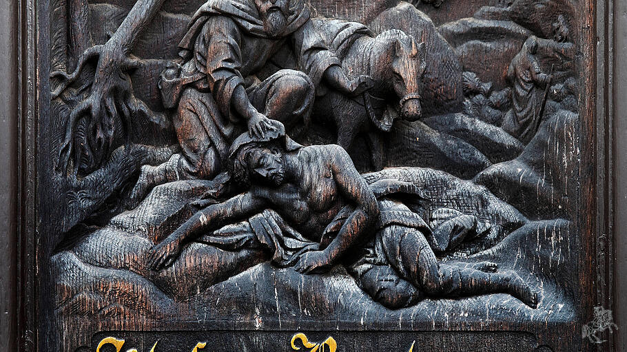 „Selig sind Barmherzigen“: Neugotisches Relief an der St.-Jacobi-Kirche in Lübeck.