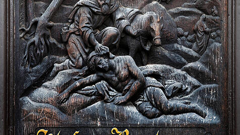 &bdquo;Selig sind Barmherzigen&ldquo;: Neugotisches Relief an der St.-Jacobi-Kirche in L&uuml;beck.