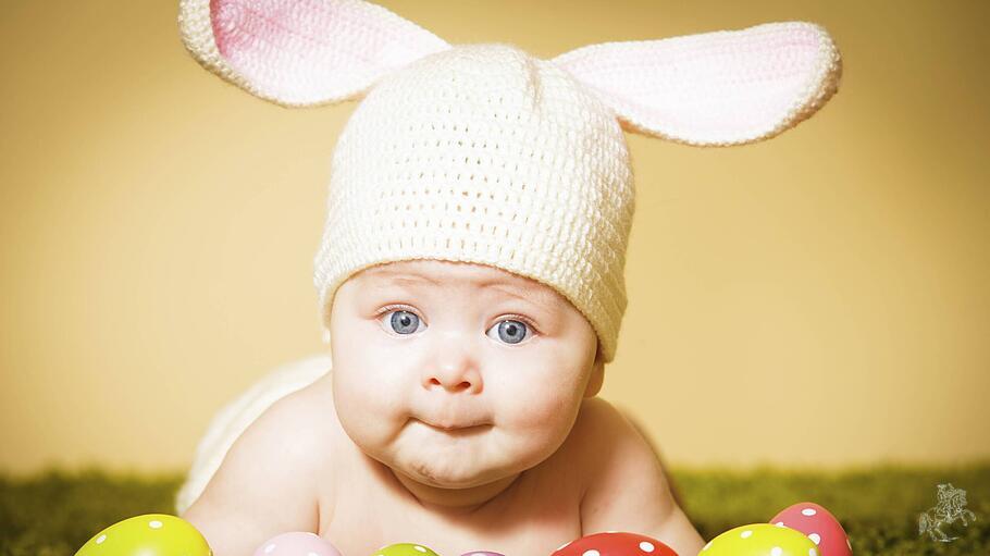 Baby mit Hasenm&uuml;tze und Ostereiern