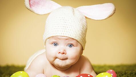 Baby mit Hasenm&uuml;tze und Ostereiern