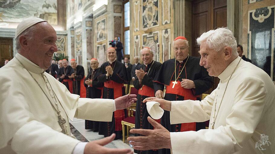 Franziskus und Benedikt XVI.