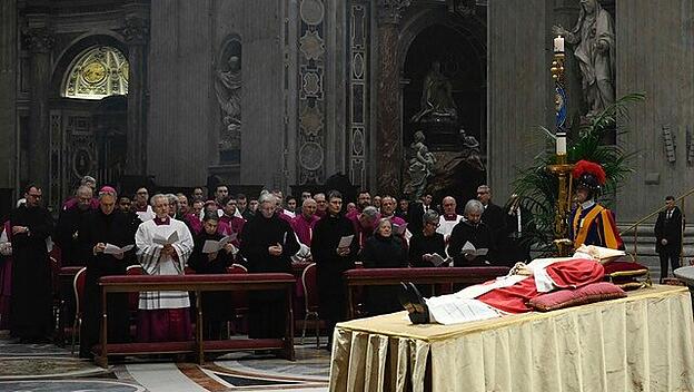 Bis zur Beerdigung ist Papst Benedikt XVI. in der Petersbasilika aufgebahrt