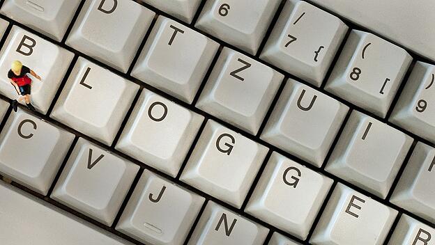 Eine Tastatur zeigt das Wort "Blogger".