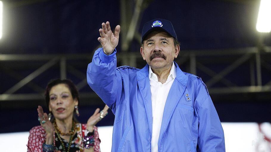 News Themen der Woche News Bilder des Tages Nicaraguan President Daniel Ortega (R) greets with Vice President Rosario Mu