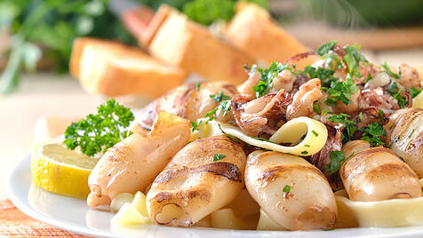 Tintenfisch vom Grill auf Tagliatelle