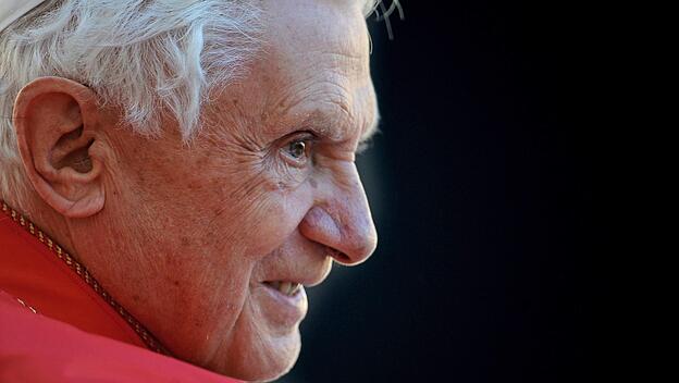 Papst Benedikt XVI.: Nach „Wir sind Papst“ folgt nun die „mediale Kreuzigung“