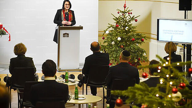 Gudrun Kugler (ÖVP) am Rednerpult während der Gebetsveranstaltung