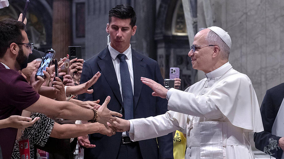 Papst Leo begrüßt Influencer im Vatikan
