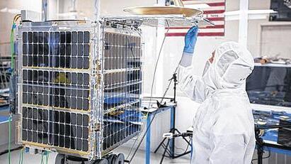 Ein Techniker arbeitet im "Clean Room" des Satelliten-Entwicklers Skybox