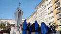Nonnen beten vor dem Gemelli-Krankenhaus, in dem der Papst liegt