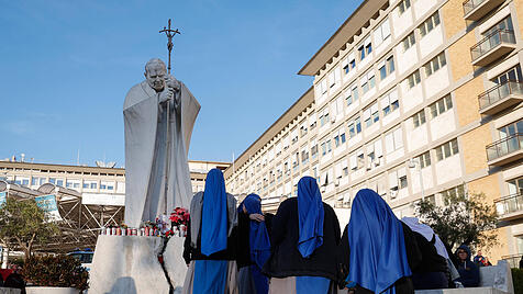 Nonnen beten vor dem Gemelli-Krankenhaus, in dem der Papst liegt