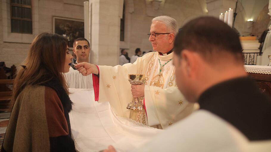 Mundkommunion ist die übliche Form der Spendung der Eucharistie