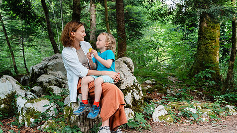 Mutter mit Sohn im Wald