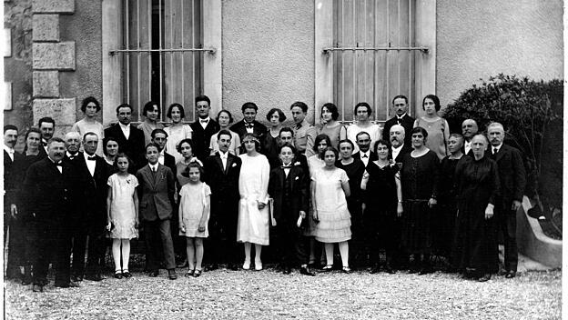 Eine Hochzeitsgesellschaft 1925 in Frankreich.