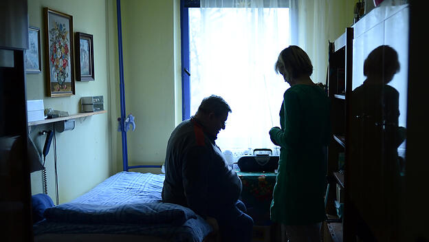 Pflege eines Angehörigen (SYMBOLBILD)