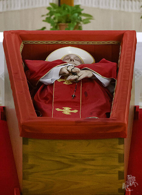 Papst Franziskus im offenen Sarg im Erdgeschoss der Casa Santa Marta
