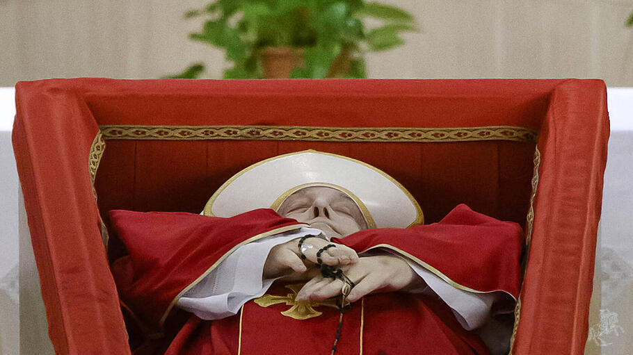 Papst Franziskus im offenen Sarg im Erdgeschoss der Casa Santa Marta