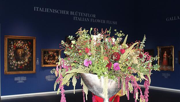 Kennzeichen der Ausstellung in K&ouml;ln ist die Verbindung nat&uuml;rlicher Bl&uuml;tenpracht und Blumenmalerei.