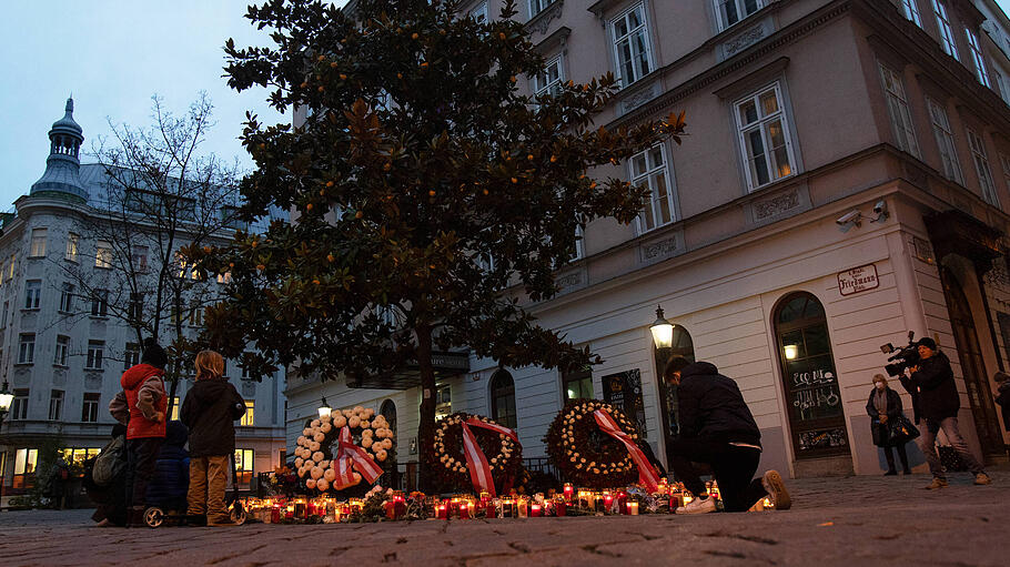Brennende Kerze und niedergelegte Kränze in Wien