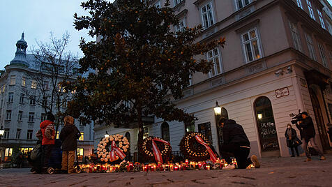 Brennende Kerze und niedergelegte Kränze in Wien