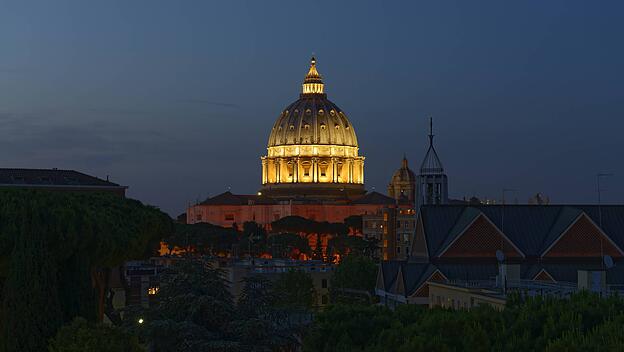 Petersdom bei Nacht