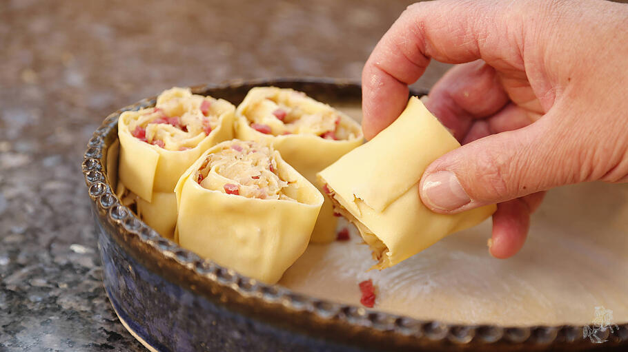 Krautkrapfen: gefüllte Nudelfladen mit Sauerkraut und Rauchfleisch