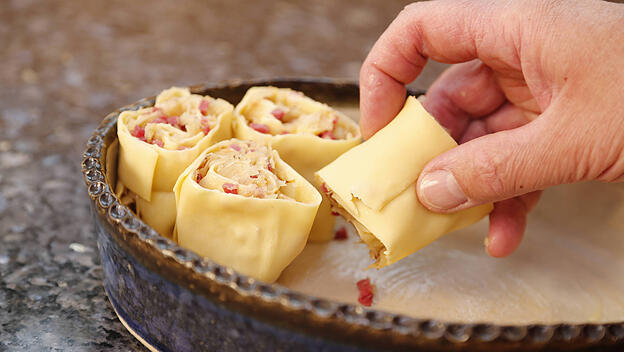 Krautkrapfen: gefüllte Nudelfladen mit Sauerkraut und Rauchfleisch