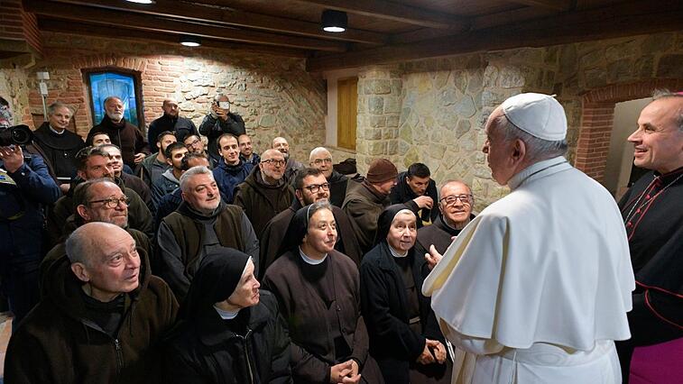Papst Franziskus mit Franziskanern